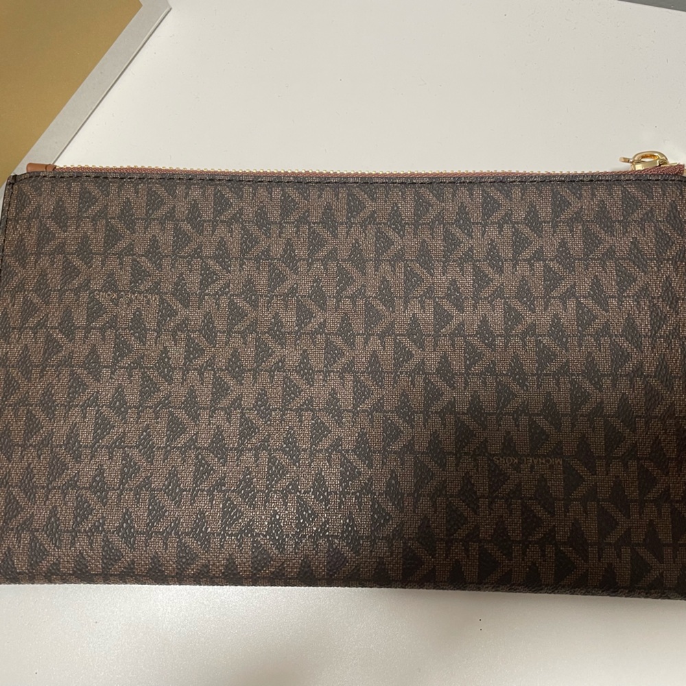 Michael Kors Jet Set Travel Cluntch - Picture 3 of 6